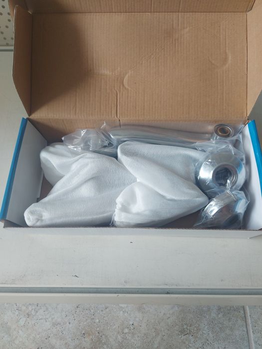 Стенен смесител за мивка.