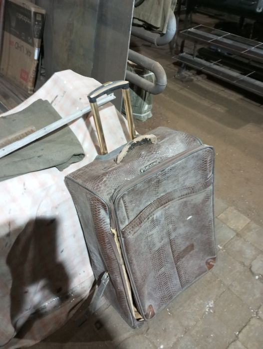 Продам чемодан состояние среднее