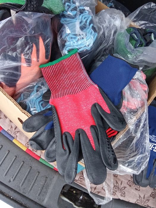 Vând diverse modele de manusi