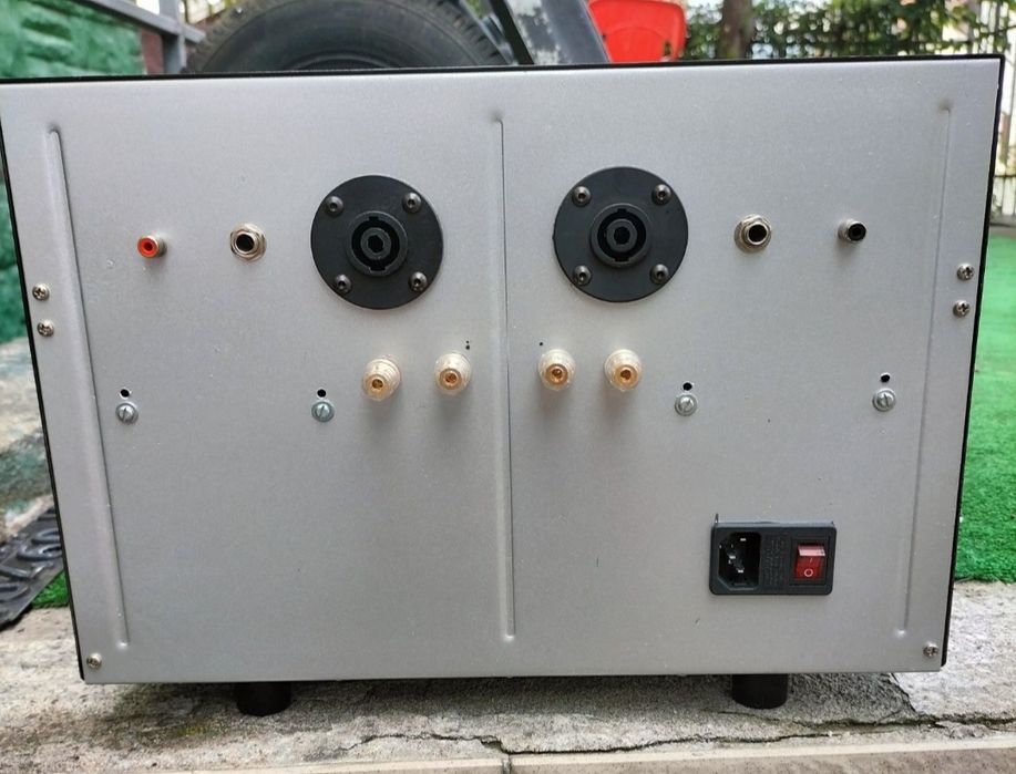 - Amplificator superb Hi-end Mosfet 2x200 w Vu-metre pe ace.