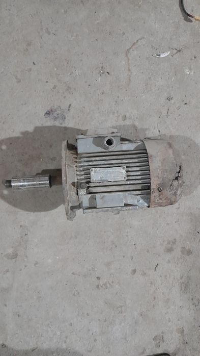 Электродвигатель трех фазный