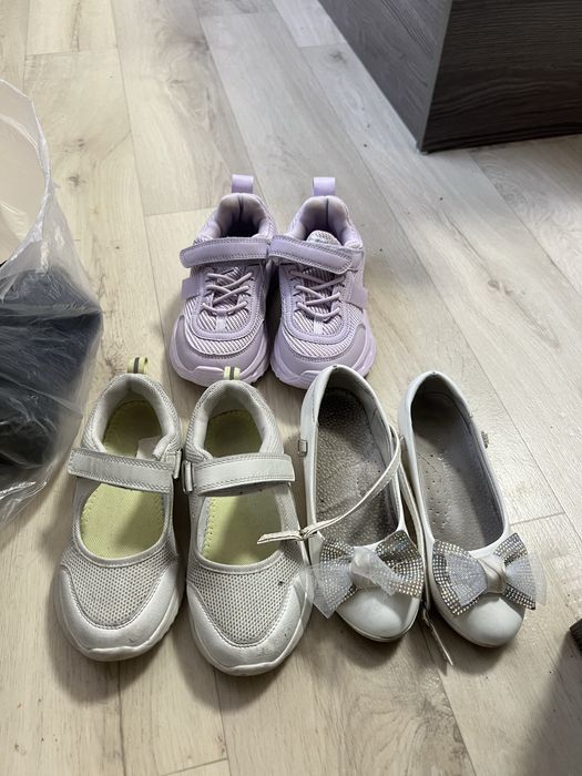 Отдам бесплатно обувь детскую