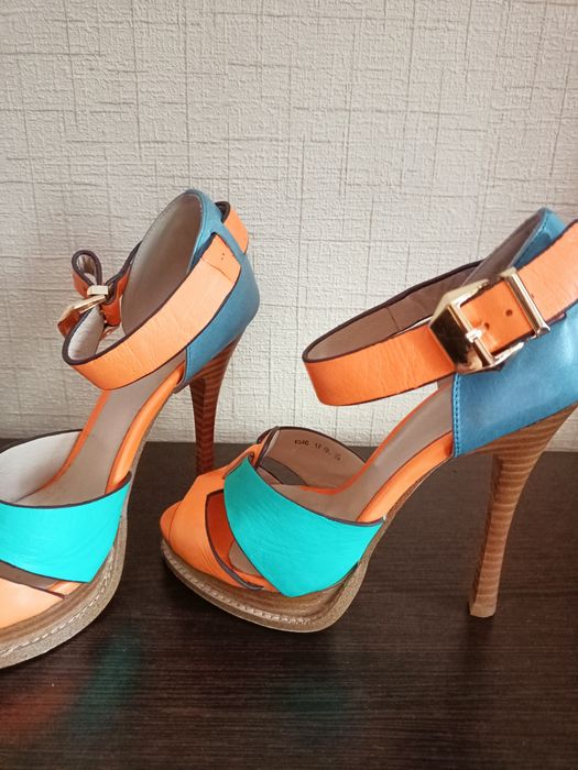 Босоножки кожаные