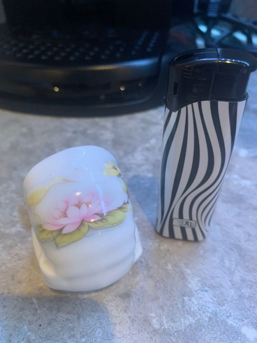 Малка порцеланова количка.