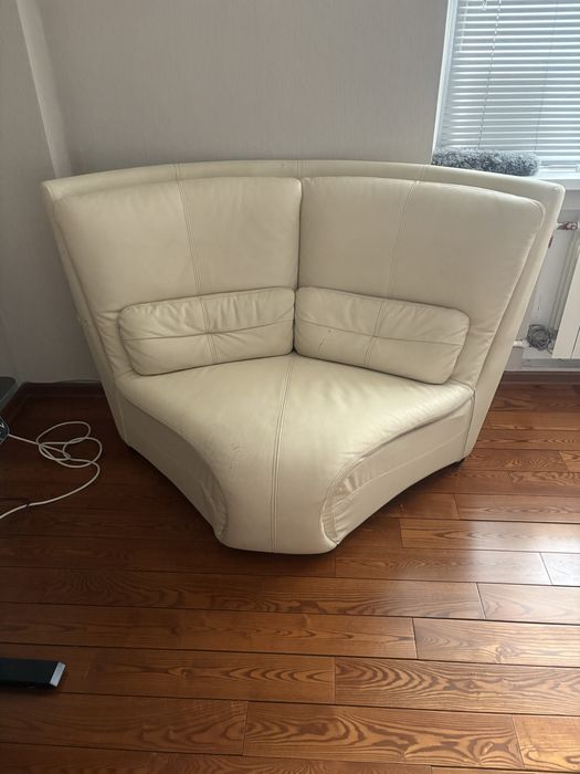 Продам диван кожанный.