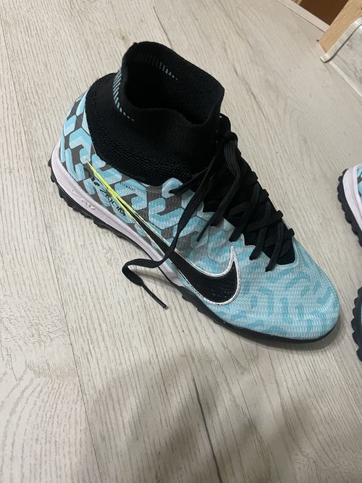 Продам кроссовки-сороконожек(новые) 38размер