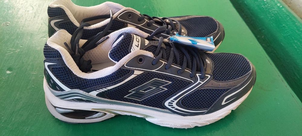 Продам кроссовки