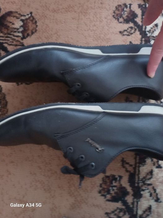 Продавам мъжки обувки.