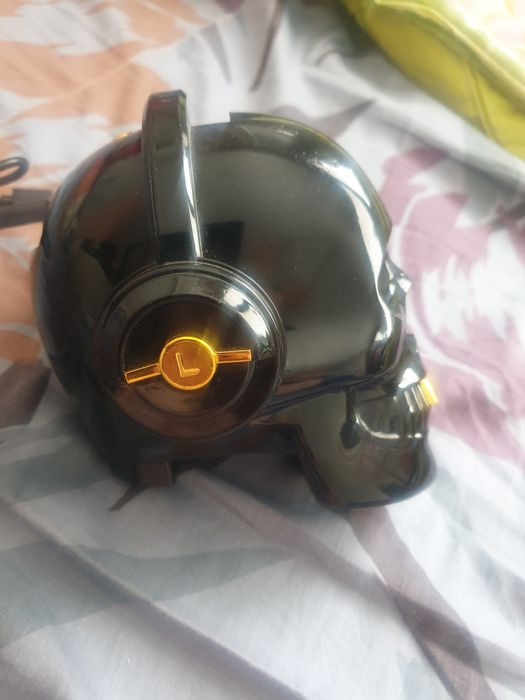 Атрактивна тонколонка череп.