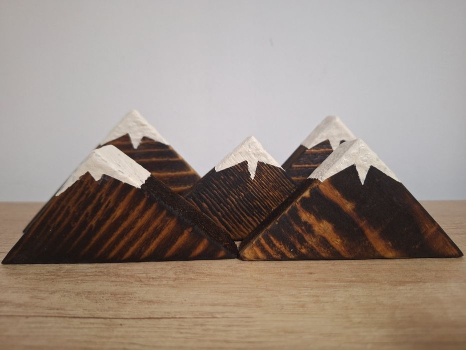 Munti - decoratiune handmade din lemn ars si vopsit