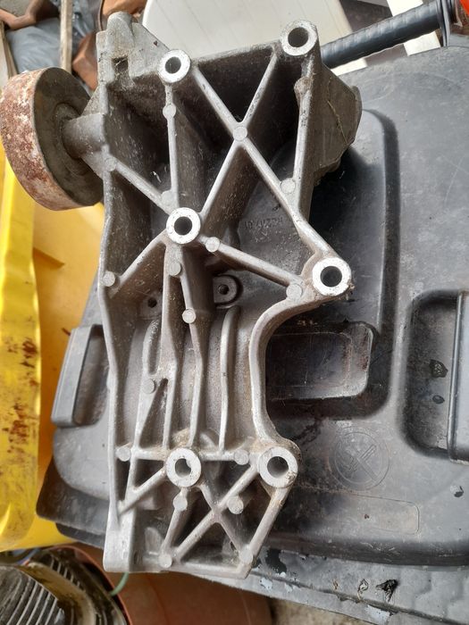 Vind piese motor Audi .