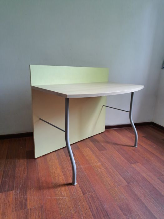 Стол письменный в хорошом состоянии