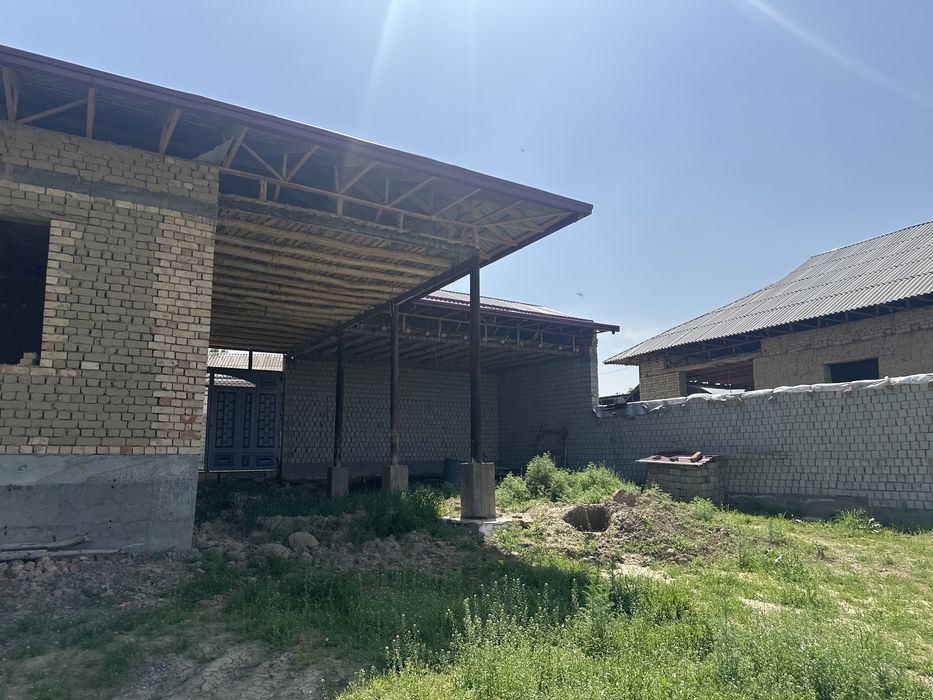 Yangi uy sotiladi! Tarsavoy joyda, ferma uchun ham juda qulay!