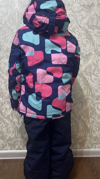Продам куртку для девочек