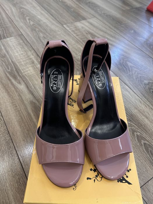 Нови сандали от лак