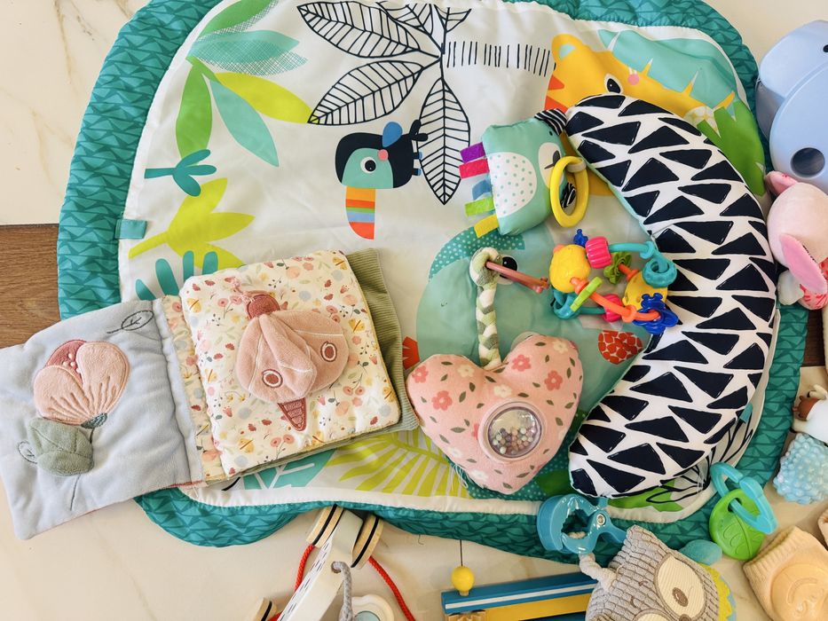 Лот играчки за бебе + Kinderkraft въртележка + килимче