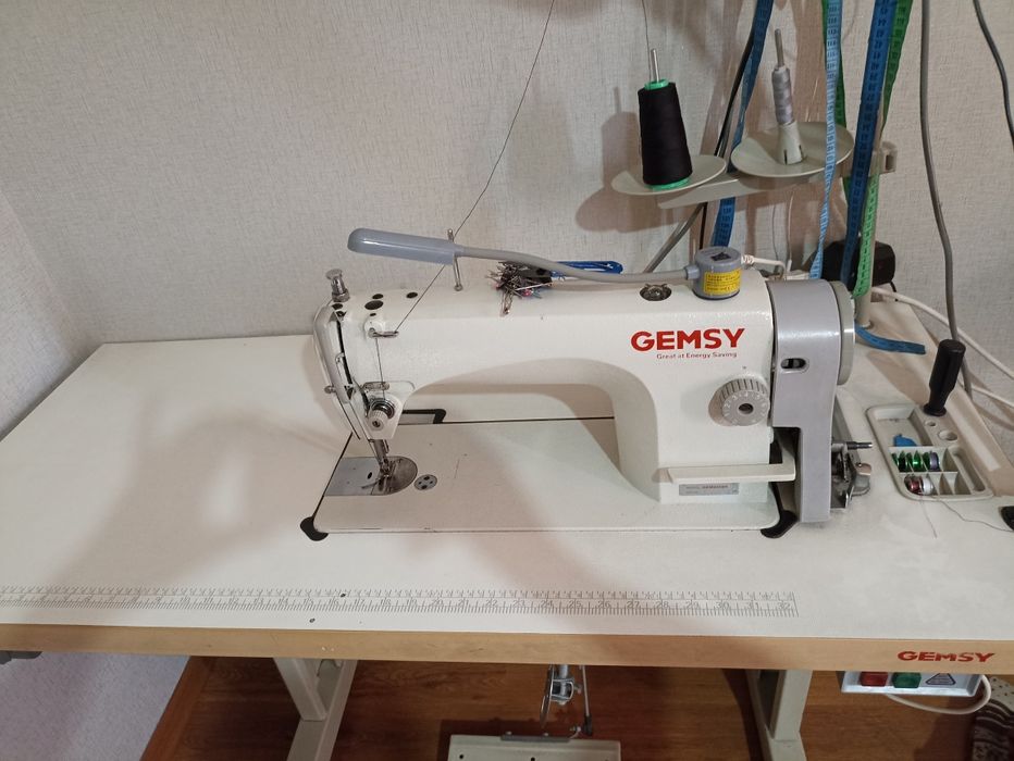 Срочно продам швейную машинку