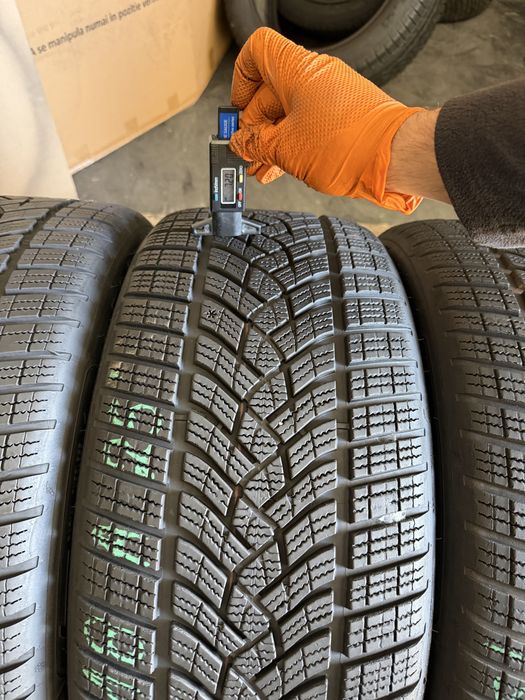 4 anvelope iarna 245/45/18 , 100 V , XL , GoodYear , 6-7 mm !