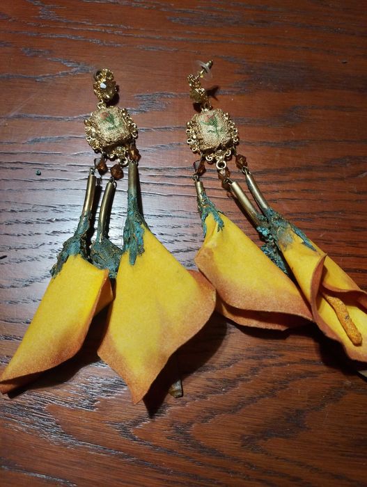 Обеци цвете с ръчно ушит гоблен