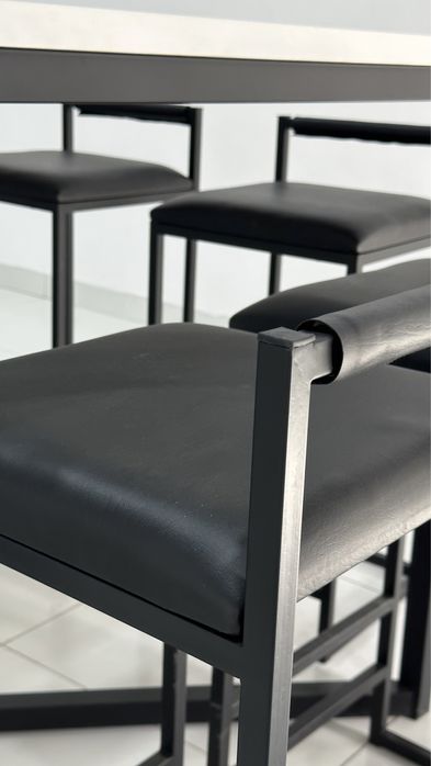 #недорого продаётся новый стол и стулья в стиле Hi-Tech