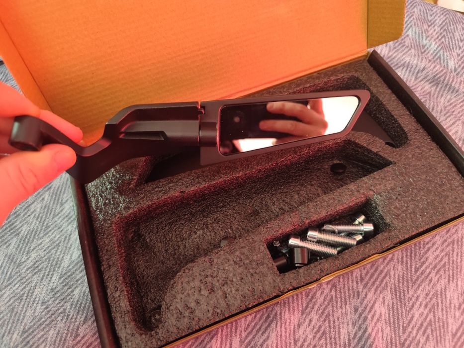 Vând oglinzi moto .