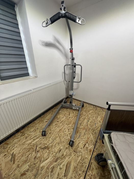 Elevator electric manevrare persoane imobilizate