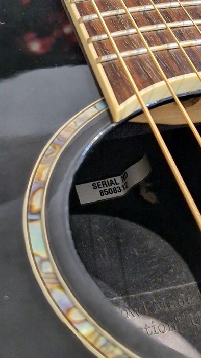 Ovation Celebrity Deluxe CC257 – Black Gloss – Made in Korea (+ Hardcase inclus)
