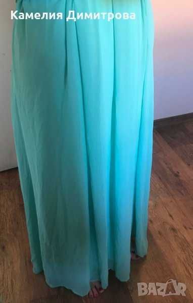 Дълга рокля с диамантена яка.