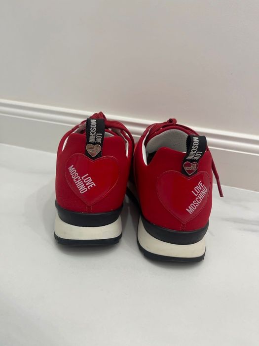 Червени дамски маратонки Love Moschino.
