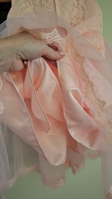 Красивое розовое платье для девочки