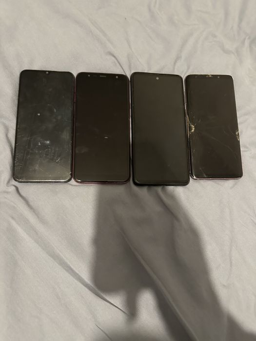 Vand Lot de 4 telefoane
