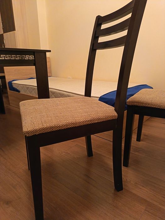 Продавам легла, маси и столове