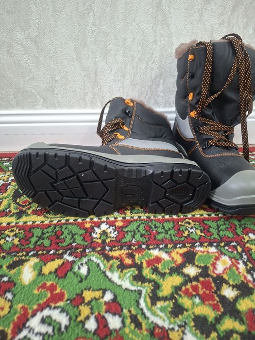 Продам зимнюю спец обувь.