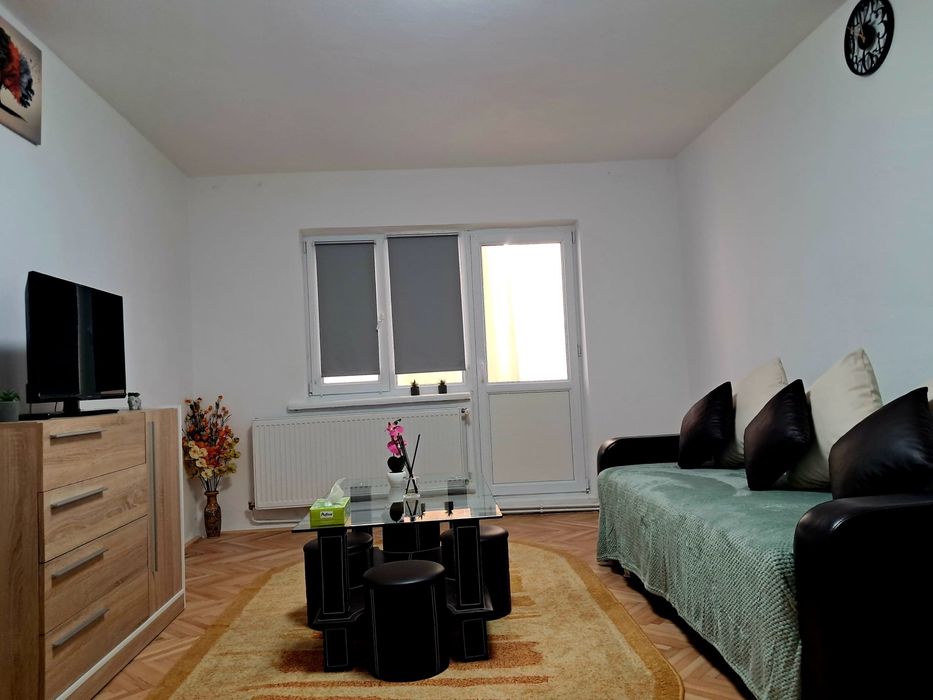 Inchiriez apartament 3 camere centrala proprie, proaspat renovat.