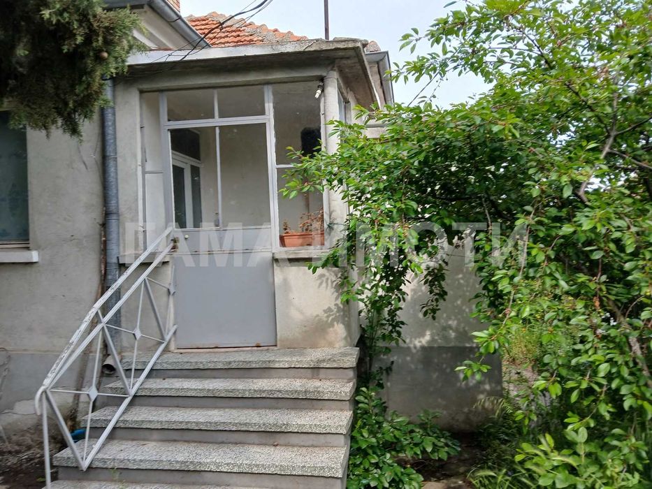 Едноетажна къща в с. Лъка, близо до центъра на селото