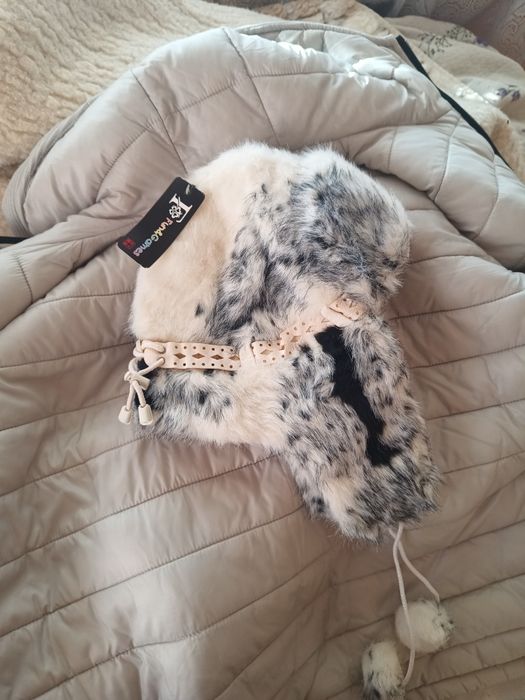 Продавам шапки много добре изработени.