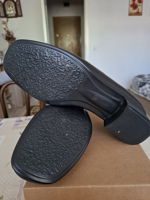 Vind pantofi dama,noi.