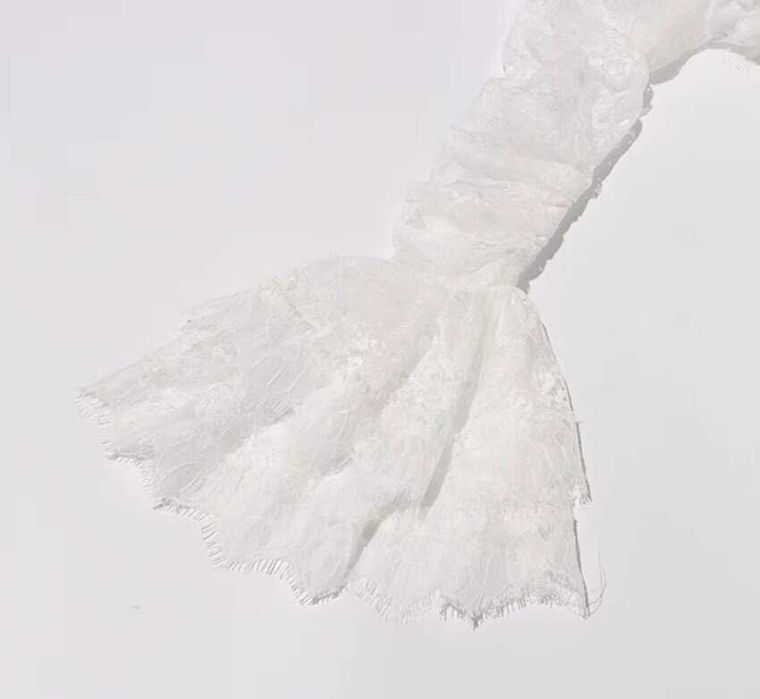 бяла рокля miss rosier с дантела и дълъг ръкав къса