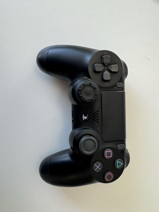 Playstation 4 1TB+2 оригинални джойстика