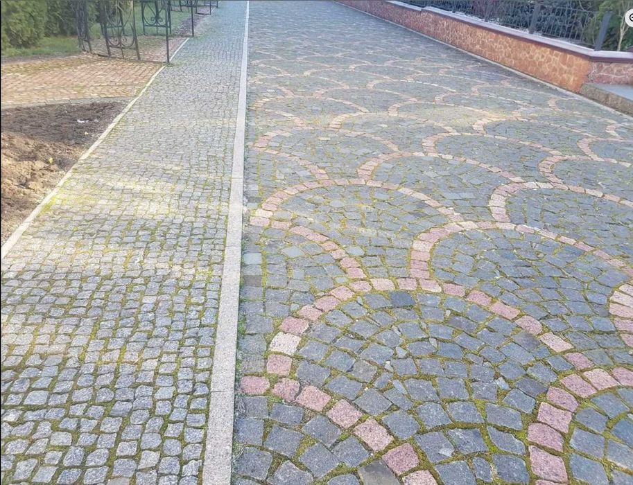 Piatră cubică naturală pentru amenajări rustice și premium