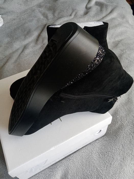 Черни боти продавам