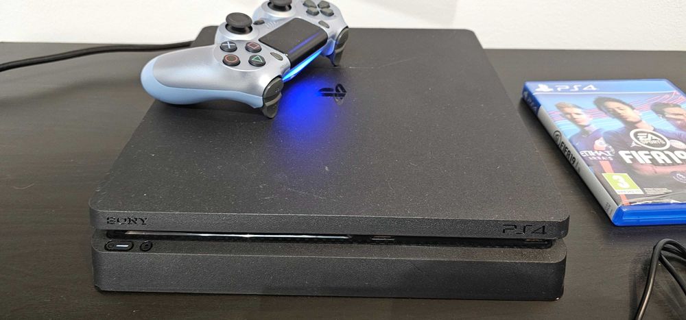 Play Station 4 slim