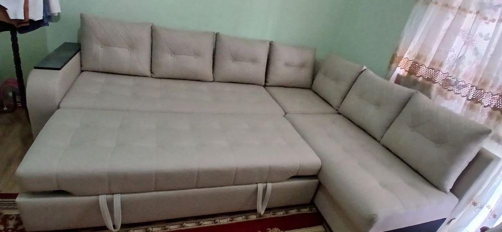 Yumshoq mebel stoli va 2 ta pufigi bilan