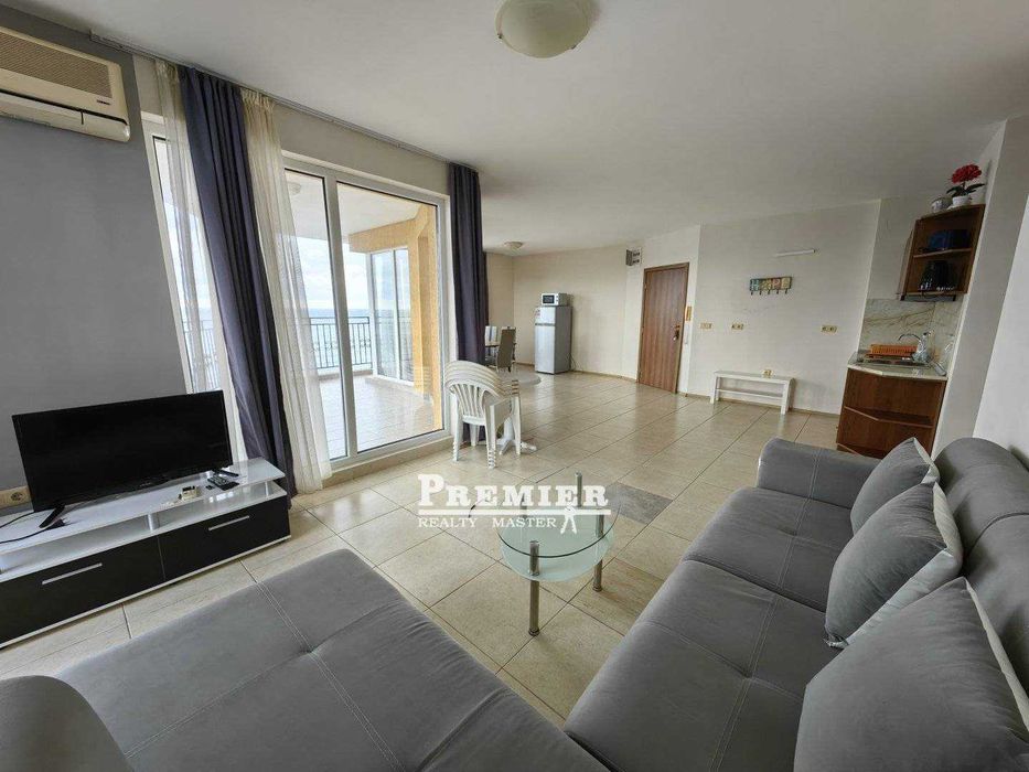 Тристаен апартамент в Ахелой, в комплекс на първа линия