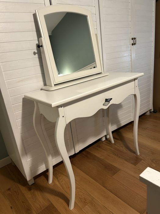 Дървена тоалетка бяла