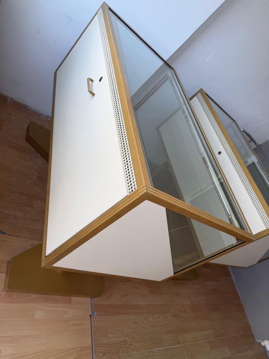 Vitrine Bijuterii / Ceasuri Premium – Mobilier Comercial de Lux Iluminat