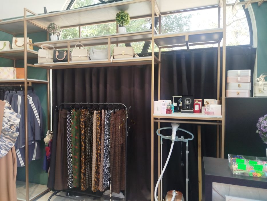 Мебель для бутика одежды,