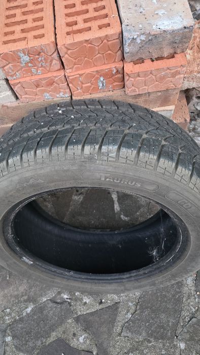 Anvelope cauciucuri de iarna 205.55.R16 Taurus foarte putin folosite,2 bucati,300 lei
