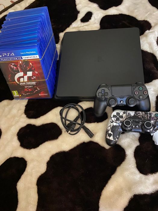 PlayStation 4 Slim 500GB + 2 controllere + 11 jocuri – stare foarte bună