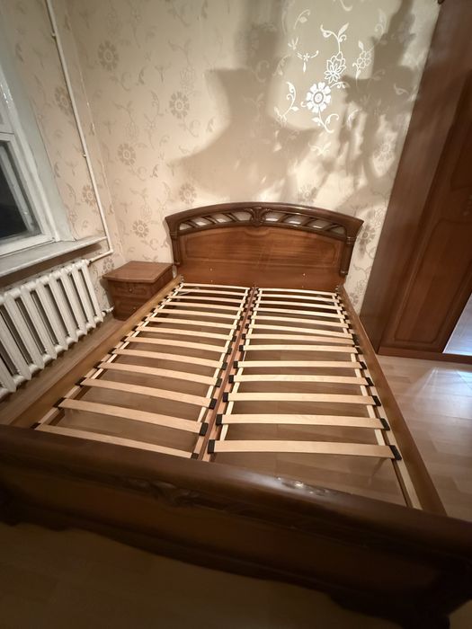 Продается спальный гарнитур из массива дерева